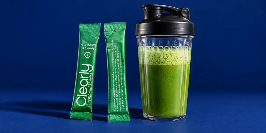 Clearly Matcha-stickor bredvid en shaker med grön matcha