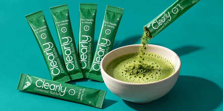 Förseglade gröna sticks med Clearly Matcha bredvid en skål med vispad matcha