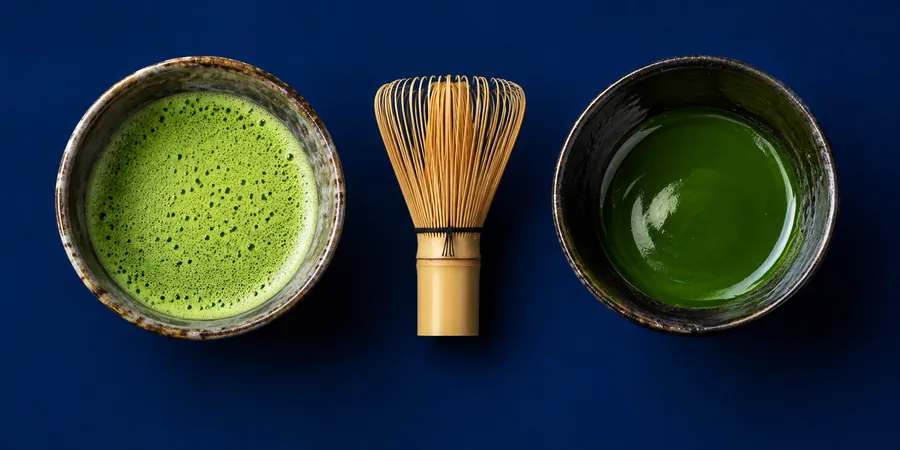 Två skålar med tunt och tjockt matcha te sedda ovanifrån mot mörkblå bakgrund